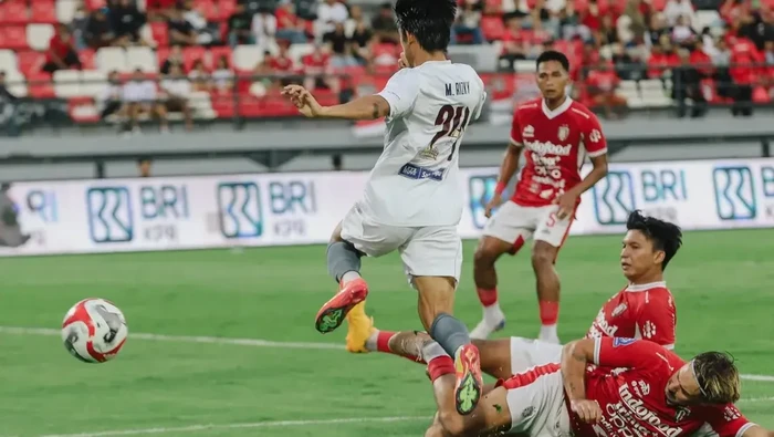 Pemain PSM Makassar Rizky Eka Pratama ditekel pemain Bali United dalam laga Super League di Stadion Kapten I Wayan Dipta.