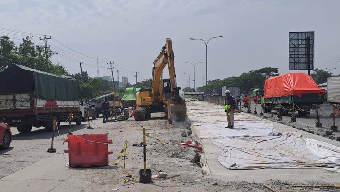 Pemberlakukan rekayasa contraflow di Jalan Kaligawe, Genuk, Kota Semarang, Senin (27/4/2026).