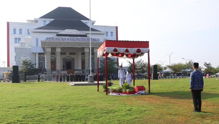 Upacara Hari Otonomi Daerah di Pemkab Brebes, Senin (27/4/2026).