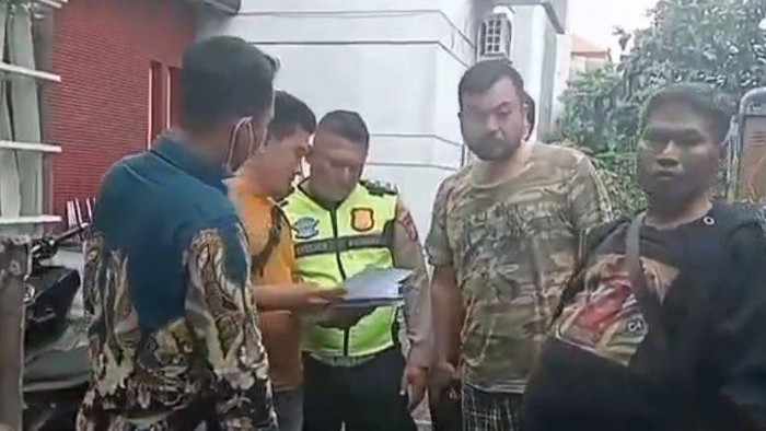 Susana penarikan paksa DC BFI Finance mobil Lexus milik Andy di Surabaya