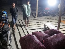 2 Pria Terekam CCTV Curi 2 Karung Bawang di Enrekang, Polisi Buru Pelaku