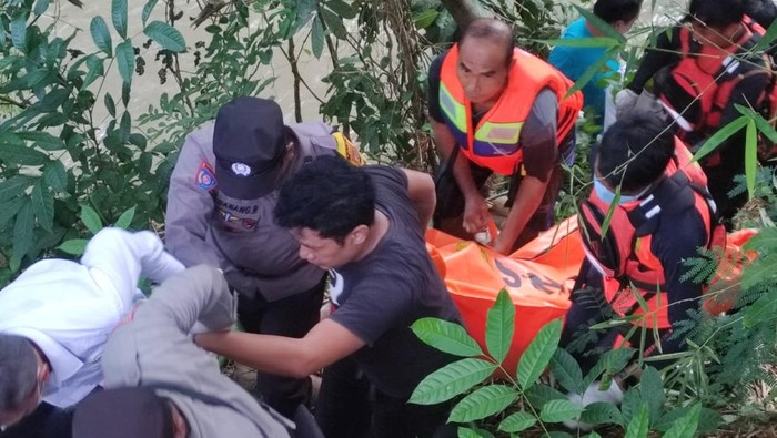 Proses evakuasi mayat yang ditemukan di atas batu di Sungai Kalakan, Sedayu, Bantul, Senin (27/4/2026).