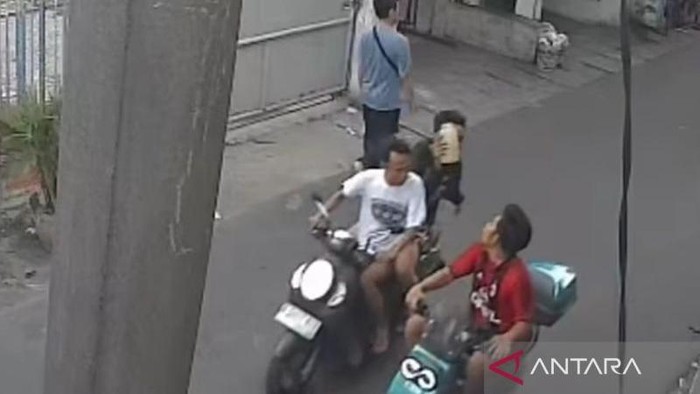 Detik-detik seorang pria menjadi korban penyiraman diduga air keras oleh dua orang tak dikenal di kawasan Jalan Dharma Wanita V, RW 01 Rawa Buaya, Cengkareng, Jakarta Barat, Minggu (26/4/2026) sore, sekitar pukul 17.31 WIB.