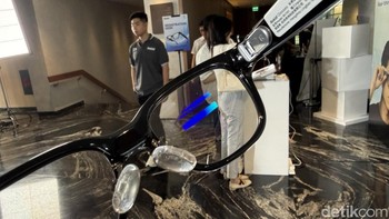Display ini hanya bisa dilihat oleh pengguna kacamata sehingga sangat private. Informasi yang bisa ditampilkan secara real-time termasuk musik yang sedang diputar, hasil terjemahan, teleprompter, hingga navigasi. Foto: Virgina Maulita Putri/detikINET