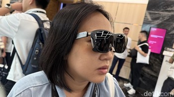 Karena itu, Rokid menyediakan aksesoris berupa plastik penutup lensa yang dapat meningkatkan privasi sekaligus memblokir cahaya dari luar agar konten yang ada di layar terlihat lebih jelas. Foto: Virgina Maulita Putri/detikINET