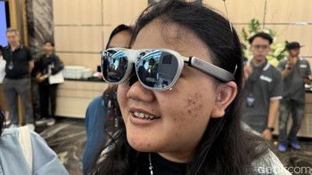 Berbeda dengan Rokid AI Glasses yang display-nya private dan hanya bisa dilihat pengguna, orang lain dapat melihat konten yang ditampilkan di display Rokid Max 2. Foto: Virgina Maulita Putri/detikINET