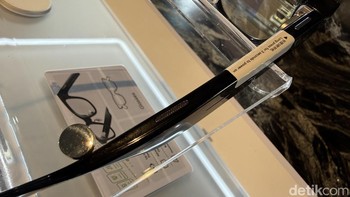 Di masing-masing tangkai terdapat speaker, sehingga pengguna dapat mendengarkan musik atau mendengarkan respons dari asisten suara. Kacamata pintar ini dibanderol dengan harga Rp 11.649.000. Foto: Virgina Maulita Putri/detikINET