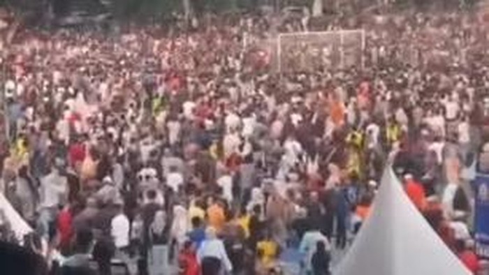 Pertandingan Bupati Cup 1 Jeneponto heboh di medsos gegara banyak penonton meluber ke area lapangan untuk menonton pertandingan.