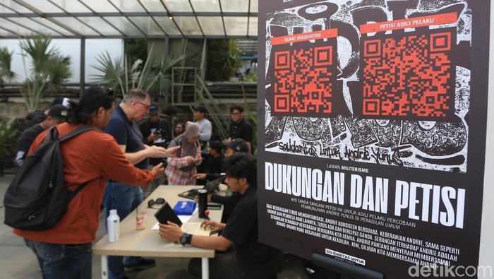 Para pengunjung membubuhkan dukungan dan petisi online ‘Dari Warga untuk Andrie’ di M Bloc Jakarta, Senin (27/4/2026). Petisi tersebut sebagai bentuk dukungan terhadap proses penegakan huku terhadap korban penyiraman air keras Andrie Yunus. Terdapat berbagai acara dalam acara tersebut seperti pemutaran film dan live music.