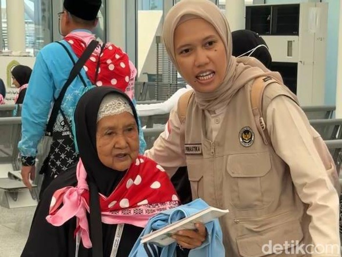 Petugas haji 2026 mengganti popok lansia di bandara Madinah
