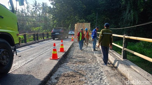 Petugas saat melakukan perbaikan Jembatan Tukad Sanghyang Gede di Kilometer 109, Desa Candikusuma, Kecamatan Melaya, Jembrana, Minggu (26/4/2026).