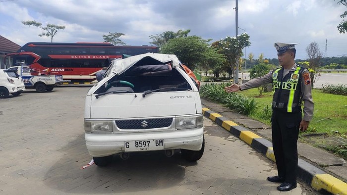 Kondisi pikap yang ringsek usai mengalami kecelakaan tunggal di Jalan Tol Semarang-Solo Km 448+700A.