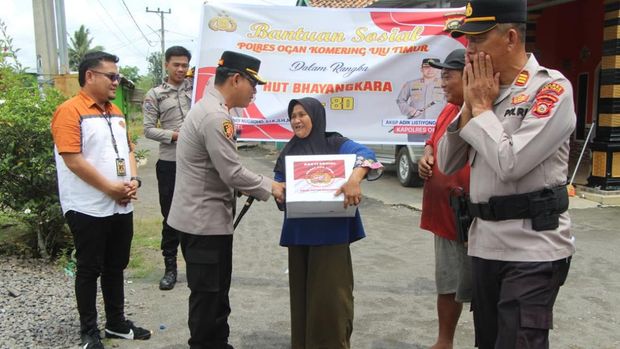 Polda Sumsel menyalurkan ratusan paket bantuan sosial kepada masyarakat dalam rangka menyambut Hari Bhayangkara ke-80 tahun 2026.
