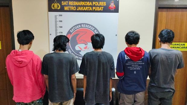 Polisi kembali menggerebek kawasan Tanah Abang, Jakarta Pusat (Jakpus). Lima orang ditangkap polisi beserta sejumlah barang bukti. (dok Istimewa)