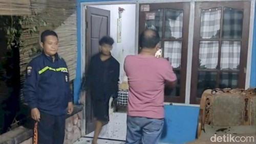 Polisi melakukan olah TKP terkait perusakan rumah di Jalan Angklung, Kecamatan Alak, Kota Kupang, NTT, Minggu (26/04/2026).