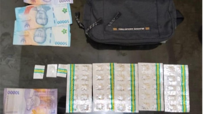 Polisi menangkap pria yang menjual obat keras tanpa izin edar di Desa Mekarjaya, Kecamatan Ciomas, Bogor, Jawa Barat. Puluhan butir tramadol disita. (Dok istimewa).