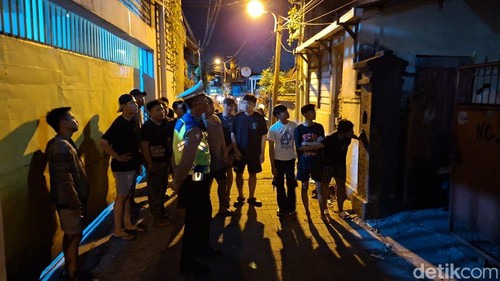 Polisi mendatangi TKP kasus pengeroyokan terhadap seorang pemudaa di Jalan Waturenggong III, Denpasar Selatan, Minggu (26/4/2026).
