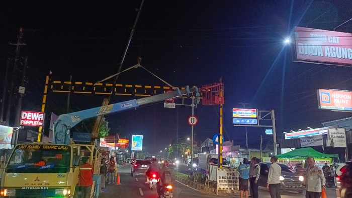 Portal tersebut dipasang untuk menghalau kendaraan besar dengan ketinggian lebih dari 3,5 meter yang akan turun ke arah Pasar Jrakah.