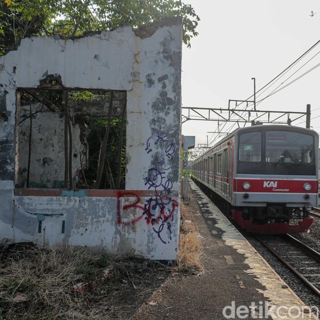 Potret Memprihatinkan Stasiun Buaran Lama, Bangunan Rusak Ditumbuhi Semak