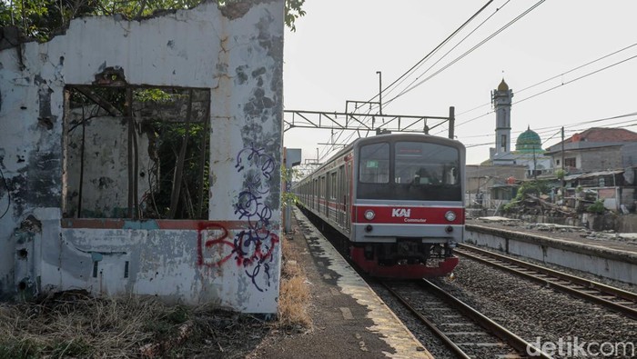 Kondisi Stasiun Buaran Lama di Jakarta Timur tampak terbengkalai, Senin (27/4/2026). Bangunan yang dahulu melayani penumpang kini tidak lagi digunakan sejak beroperasinya stasiun baru di sekitarnya.