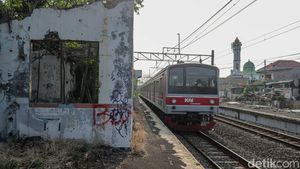 Potret Memprihatinkan Stasiun Buaran Lama, Bangunan Rusak Ditumbuhi Semak