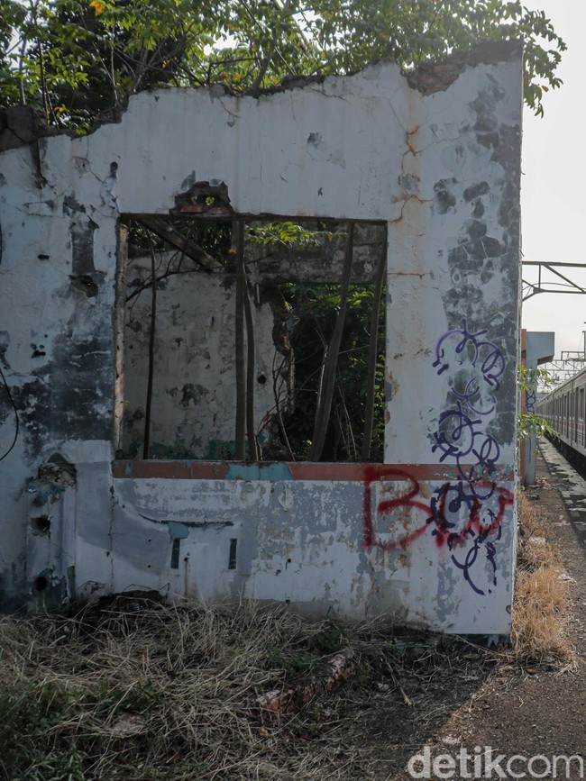Potret Memprihatinkan Stasiun Buaran Lama, Bangunan Rusak Ditumbuhi Semak