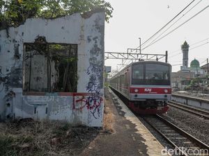 Potret Memprihatinkan Stasiun Buaran Lama, Bangunan Rusak Ditumbuhi Semak