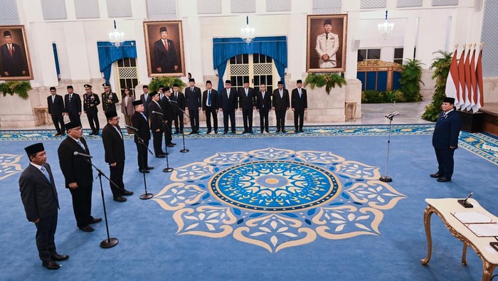 Presiden Prabowo Subianto (kanan) memimpin pelantikan pejabat baru dalam Kabinet Merah Putih di Istana Negara, Jakarta, Senin (27/4/2026). Sebanyak enam pejabat baru mengisi jabatan dalam perombakan (reshuffle) Kabinet Merah Putih, antara lain Jumhur Hidayat sebagai Menteri Lingkungan Hidup, Hanif Faisol sebagai Wakil Menteri Koordinator Bidang Pangan, Jenderal TNI (Purn) Dudung Abdurachman sebagai Kepala Kantor Staf Kepresidenan, Muhammad Qodari sebagai Kepala Badan Komunikasi Pemerintah, Hasan Nasbi sebagai Penasehat Khusus Presiden Bidang Komunikasi, dan Abdul Kadir Karding sebagai Kepala Badan Karantina Nasional. ANTARA FOTO/Bayu Pratama S/app/tom.