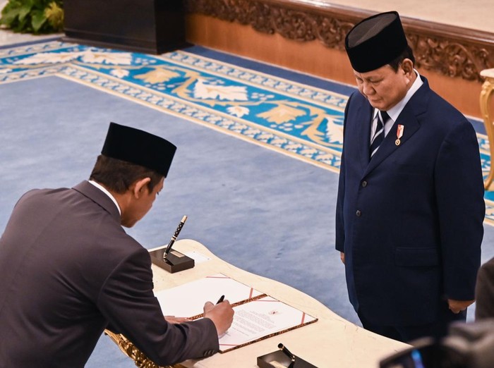 Presiden Prabowo Subianto (kanan) menyaksikan Hanif Faisol (kanan) menandatangani berita acara pelantikan dirinya sebagai Wakil Menteri Koordinator Bidang Pangan di Istana Negara, Jakarta, Senin (27/4/2026). Sebanyak enam pejabat baru mengisi jabatan