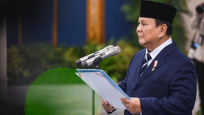 Presiden Prabowo Subianto memimpin pelantikan pejabat baru dalam Kabinet Merah Putih di Istana Negara, Jakarta, Senin (27/4/2026). Sebanyak enam pejabat baru mengisi jabatan dalam perombakan (reshuffle) Kabinet Merah Putih, antara lain Jumhur Hidayat