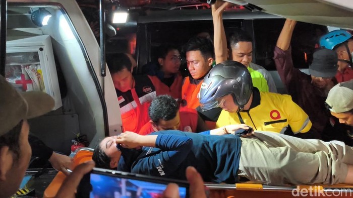 Proses evakuasi para korban kecelakaan kereta di Stasiun Bekasi Timur. (Fadil/detikcom)
