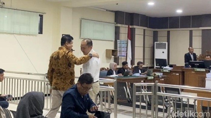 Duo bos PT Sritex, Iwan Setiawan Lukminto dan Iwan Kurniawan Lukminto dalam sidang pleidoi kasus dugaan korupsi di Pengadilan Tipikor Kota Semarang, Kecamatan Semarang Barat, Senin (27/4/2026).