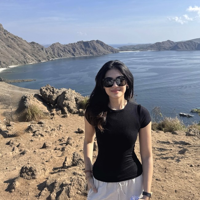 Potret Puteri Indonesia Pariwisata 2026 Karina Moudy Liburan di TN Komodo-Kawah Ratu