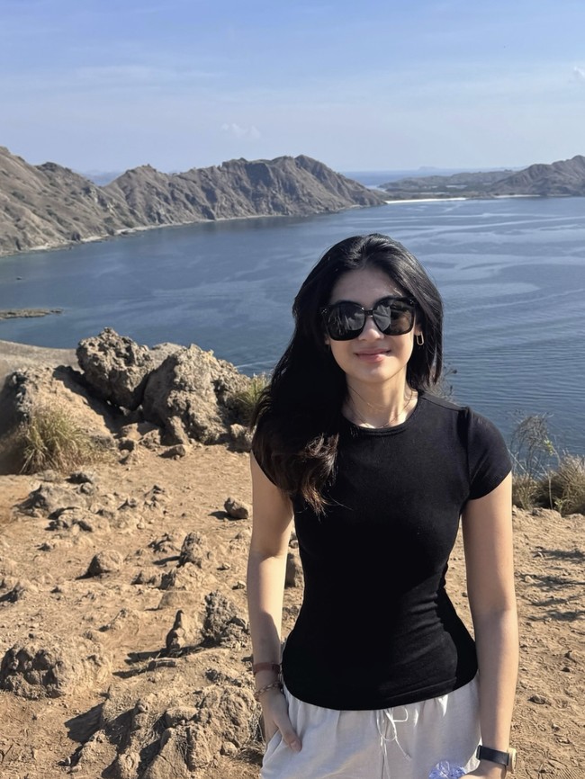 Potret Puteri Indonesia Pariwisata 2026 Karina Moudy Liburan di TN Komodo-Kawah Ratu