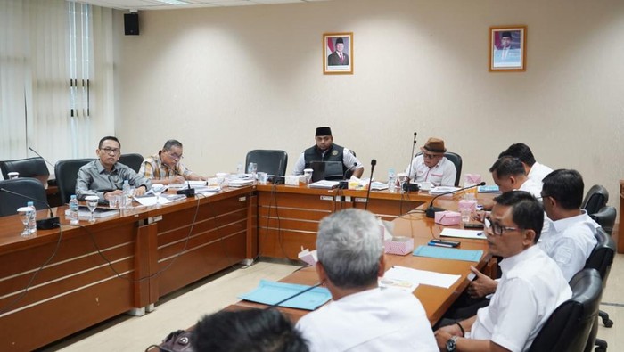 Rapat kerja pembahasan Laporan Keterangan Pertanggungjawaban (LKPJ) 2025 di ruang rapat Komisi I DPRD Kota Bogor.