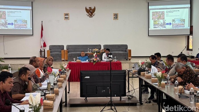 Rapat Pansus BUMD DPRD Jatim yang digelar akhir tahun 2025.