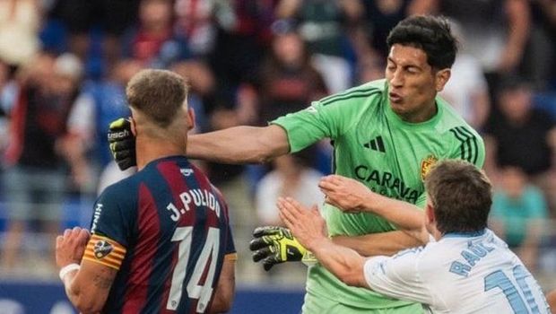 Pertandingan divisi 2 Spanyol (Segunda) antara Huesca vs Real Zaragoza diwarnai kekerasan. Esteban Andrada menonjok kapten tim lawan Jorge Pulido usai mendapat kartu kuning kedua dari wasit.