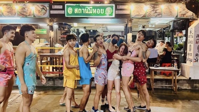 Belum Buka Sudah Dikecam! Restoran ‘Pria Seksi’ Ini Picu Kontroversi