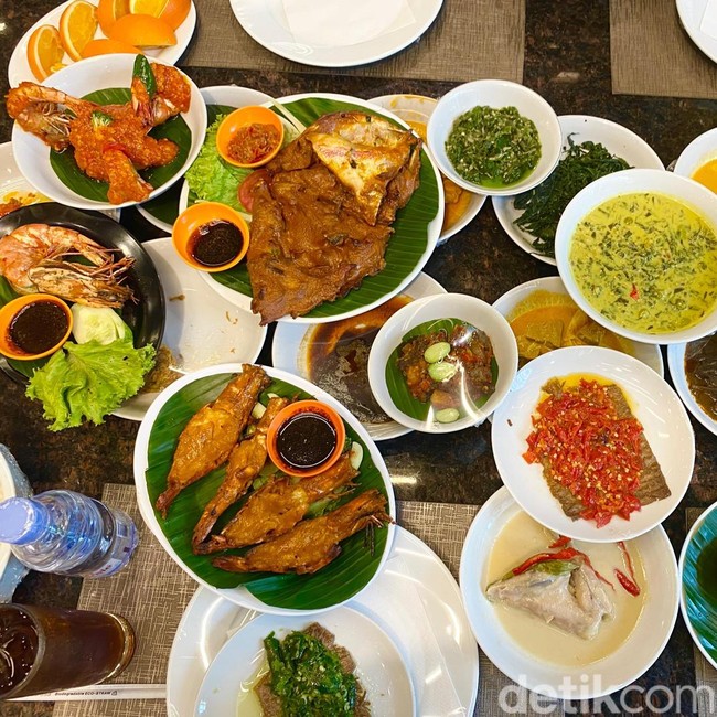 Makan Nasi Padang Aneka Lauk Premium di RM Pagi Sore, Habis Berapa Ya?