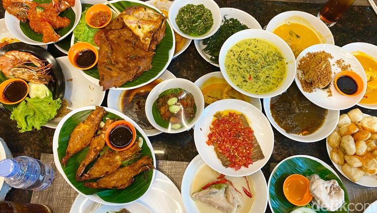 Makan Nasi Padang Aneka Lauk Premium di RM Pagi Sore, Habis Berapa Ya?