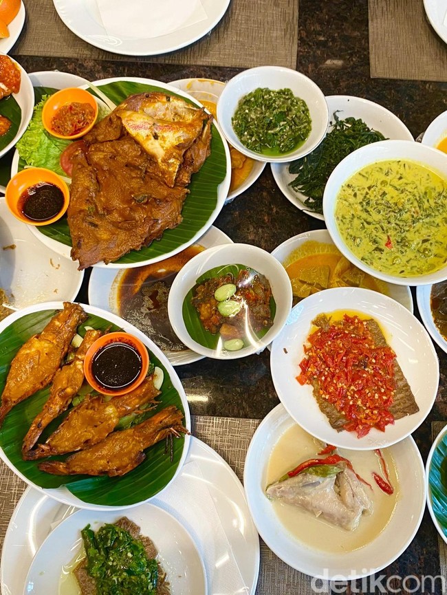 Makan Nasi Padang Aneka Lauk Premium di RM Pagi Sore, Habis Berapa Ya?