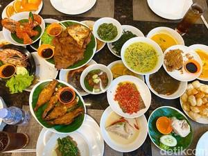 Makan Nasi Padang Aneka Lauk Premium di RM Pagi Sore, Habis Berapa Ya?