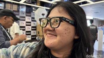 Ini Rokid AI Glasses, kacamata pintar dengan display Micro-OLED yang dapat menampilkan berbagai informasi. Foto: Virgina Maulita Putri/detikINET