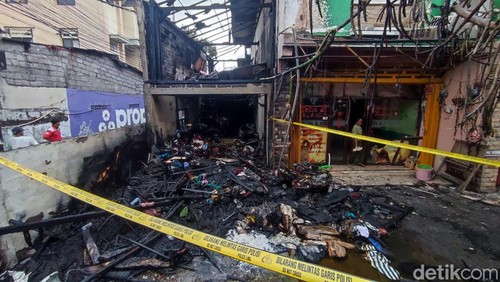 Ruko penjual sofa di Jalan Gunung Soputan, Pemecutan Kelod, Denpasar Barat, ludes terbakar, Senin (27/4/2026).