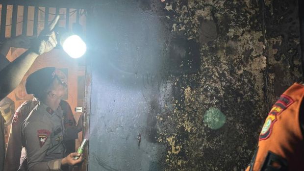 Rumah yang juga digunakan sebagai warung kopi (warkop) di Jaktim kebakaran. Brimob Polda Metro bergerak membantu penanganan pascakebakaran. (dok Istimewa)