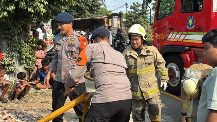 Rumah yang juga digunakan sebagai warung kopi (warkop) di Jaktim kebakaran. Brimob Polda Metro bergerak membantu penanganan pascakebakaran. (dok Istimewa)