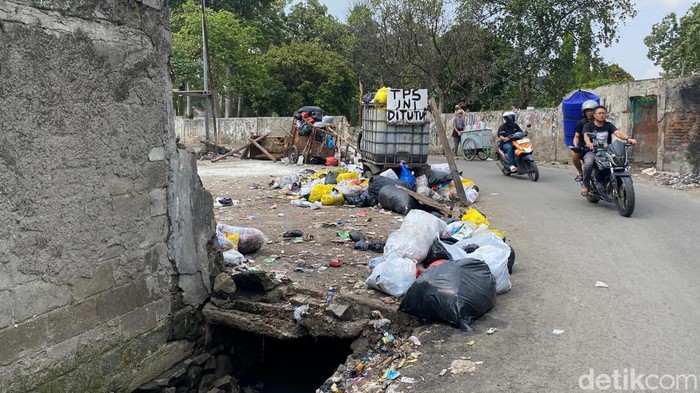 Sampah muncul lagi di Jalan Makam Caringin, Babakan Ciparay, Kota Bandung.
