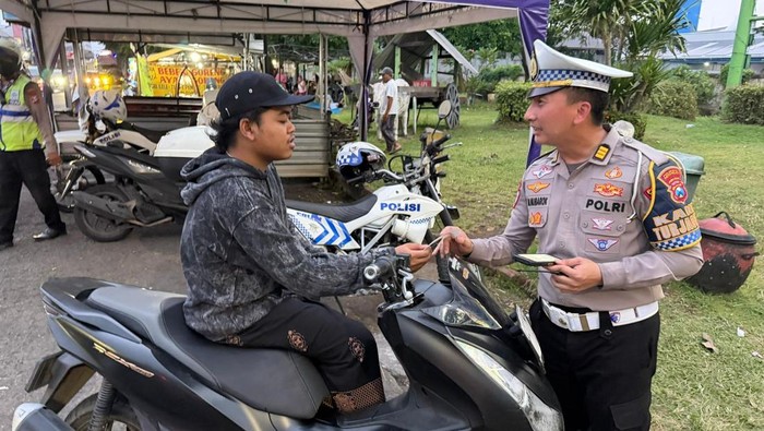 Satlantas Polres Sidoarjo mengoptimalkan penggunaan E-TLE handheld untuk meminimalisir interaksi langsung.