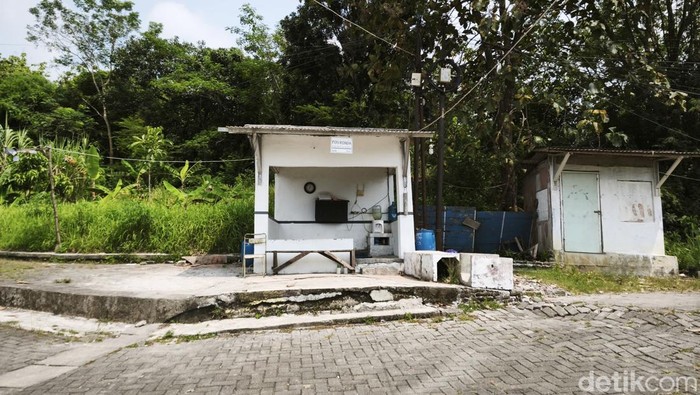 Pos ronda RT 3/RW 7 di Sukorejo, Ngaliyan, Kota Semarang, tempat biasa monyet datang, Senin (27/4/2026).