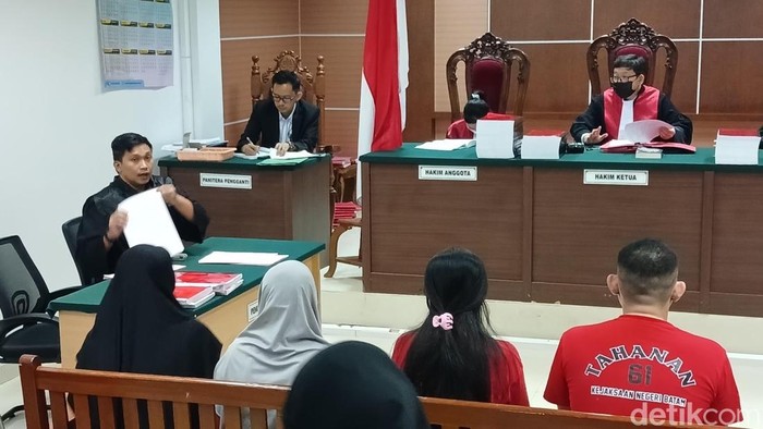 -Sidang dakwaan pembunuhan calon LC di Batam yang digelar di PN Batam. (Alamudin/detiSumut)